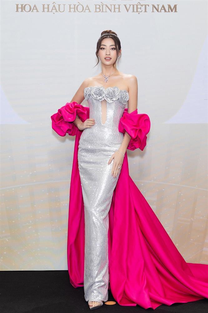 Phương Nhi tóc đỏ lạ mắt, Bảo Ngọc gợi cảm với đầm khoét ngực-3