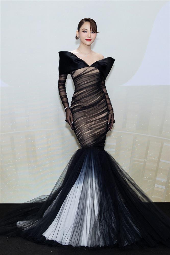 Phương Nhi tóc đỏ lạ mắt, Bảo Ngọc gợi cảm với đầm khoét ngực-4