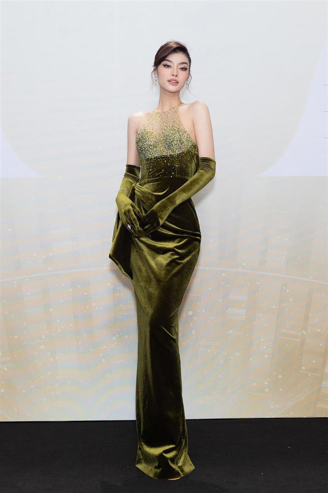 Phương Nhi tóc đỏ lạ mắt, Bảo Ngọc gợi cảm với đầm khoét ngực-9