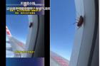 Video gián 'bất tử' bò trên cửa sổ máy bay ở độ cao 10.000m hút 120 triệu view