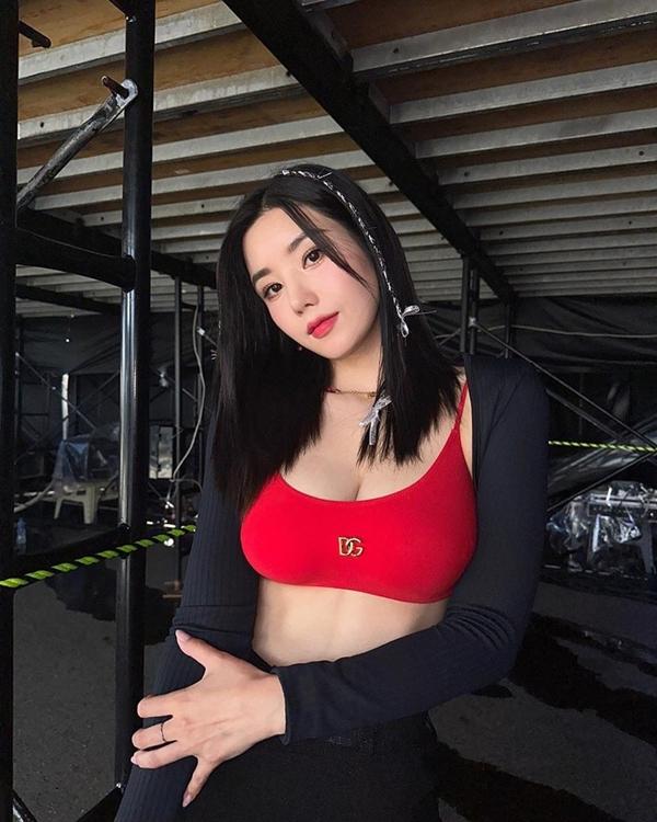 Nữ ca sĩ luôn tạo tranh cãi vì váy áo diễn táo bạo-1