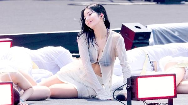 Nữ ca sĩ luôn tạo tranh cãi vì váy áo diễn táo bạo-3