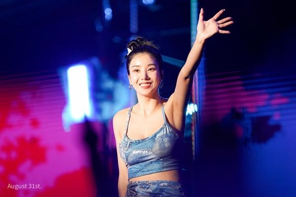 Nữ ca sĩ luôn tạo tranh cãi vì váy áo diễn táo bạo-5