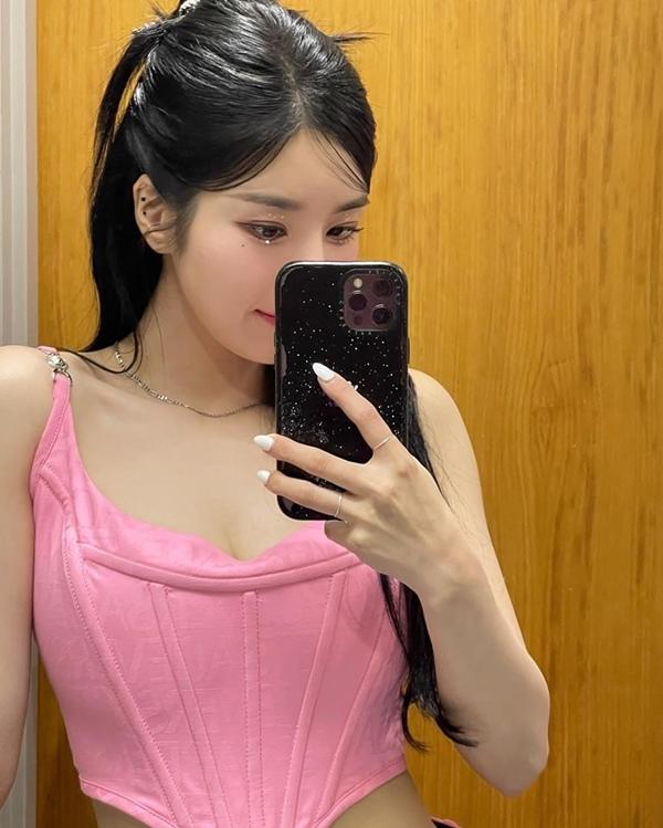 Nữ ca sĩ luôn tạo tranh cãi vì váy áo diễn táo bạo-8