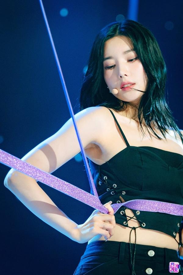 Nữ ca sĩ luôn tạo tranh cãi vì váy áo diễn táo bạo-13