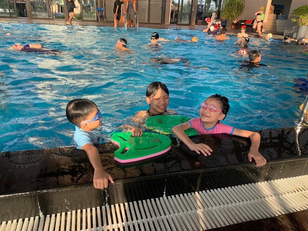 Trò đuối nước vì thầy mải bấm điện thoại, chuyên gia bơi lội gai người-1