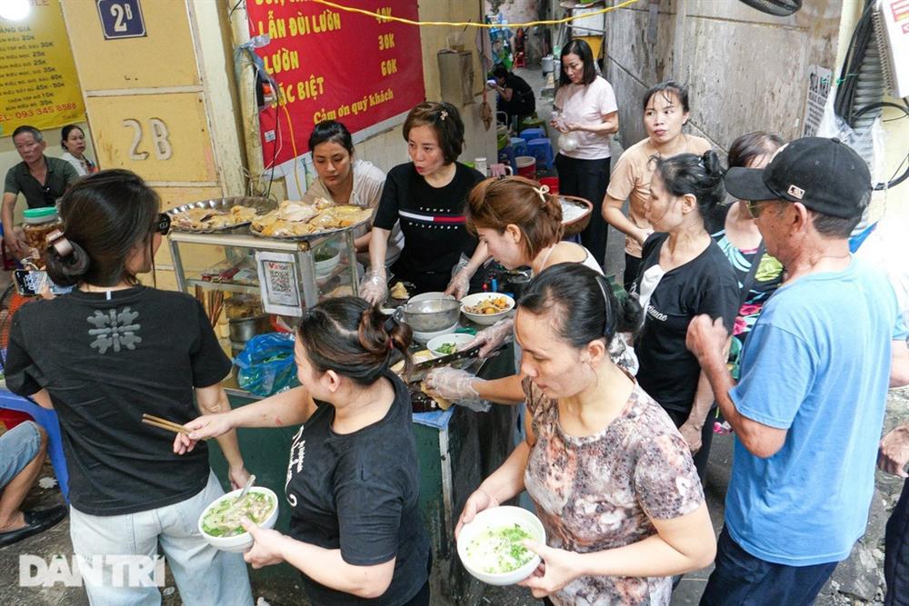 Quán phở gà đắt khách trong chợ nhà giàu, bán 350 bát chỉ trong 3 tiếng-1