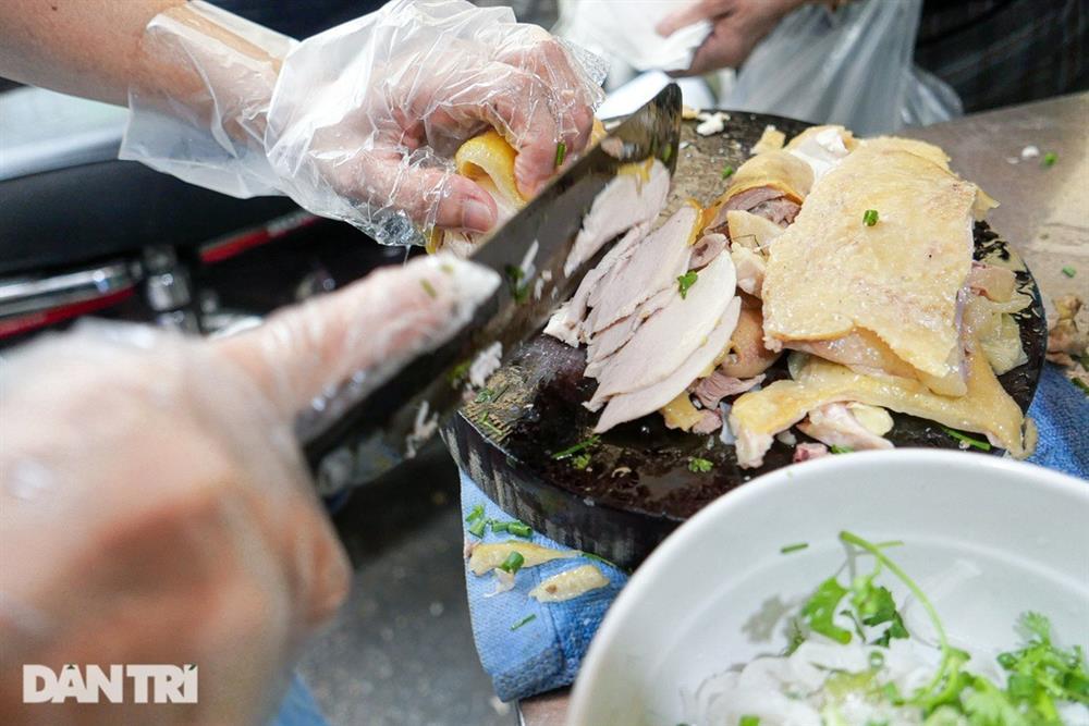 Quán phở gà đắt khách trong chợ nhà giàu, bán 350 bát chỉ trong 3 tiếng-2