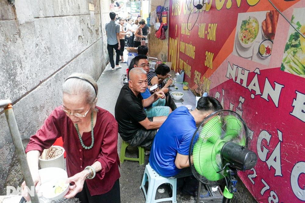 Quán phở gà đắt khách trong chợ nhà giàu, bán 350 bát chỉ trong 3 tiếng-3