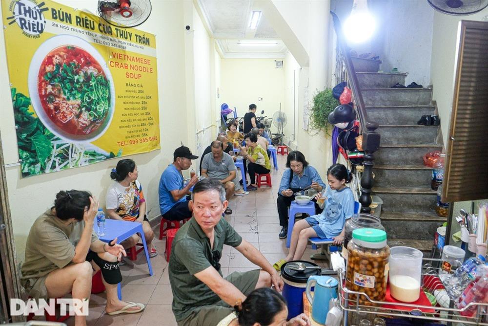 Quán phở gà đắt khách trong chợ nhà giàu, bán 350 bát chỉ trong 3 tiếng-4