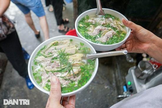 Quán phở gà đắt khách trong 'chợ nhà giàu', bán 350 bát chỉ trong 3 tiếng