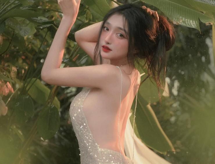 Kiểu áo trống trải này có quá gợi cảm để mặc từ quán ăn tới sân bay?-7