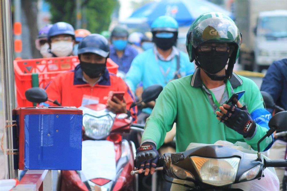 Vụ shipper quỳ gối vì tông vào xe sang: Có bênh được không?-3