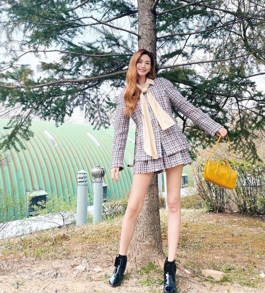 Nữ chính phim Mask Girl có phong cách nữ tính, ấn tượng nhất là khi diện váy-2