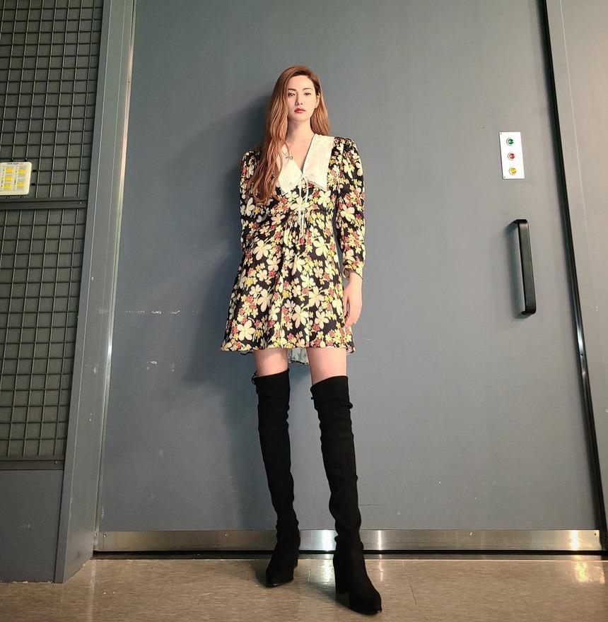 Nữ chính phim Mask Girl có phong cách nữ tính, ấn tượng nhất là khi diện váy-7