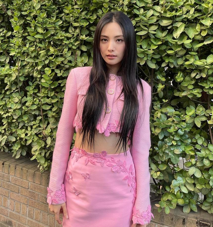 Nữ chính phim Mask Girl có phong cách nữ tính, ấn tượng nhất là khi diện váy-9