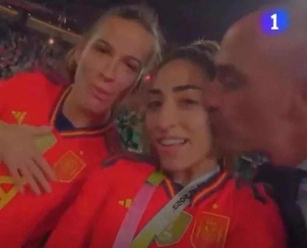 Chủ tịch LĐBĐ Tây Ban Nha có thêm hành vi thiếu đứng đắn với cầu thủ nữ-3