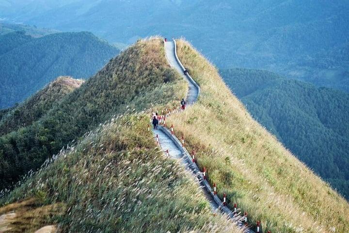 Săn mây trên 2 đoạn sống lưng khủng long hùng vĩ, thách thức dân mê xê dịch-1