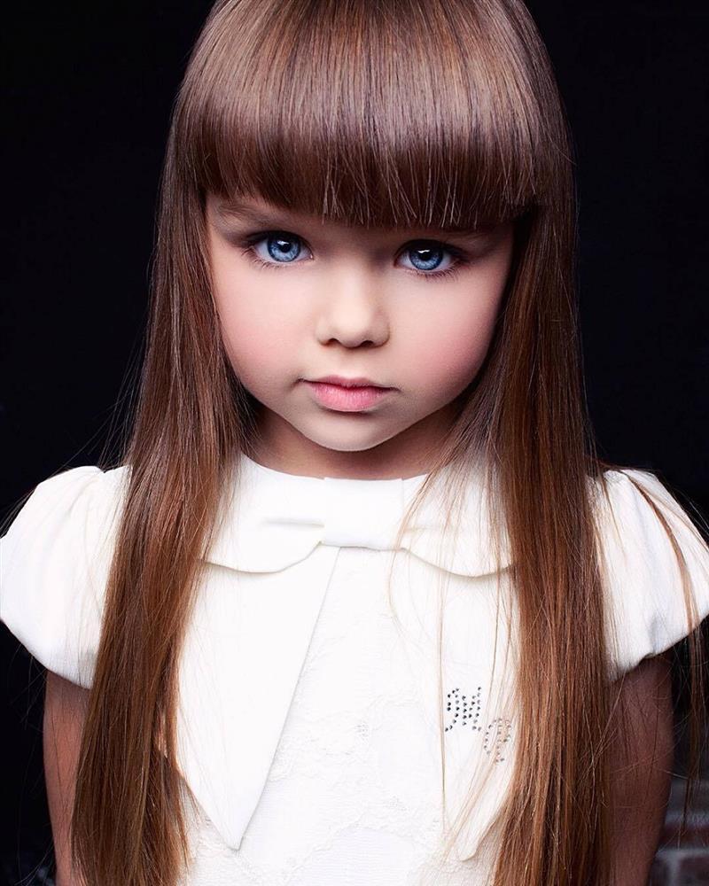 Bé gái từng gây sốt với khuôn mặt đẹp như búp bê bây giờ thế nào?-2