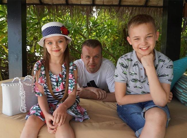 Bé gái từng gây sốt với khuôn mặt đẹp như búp bê bây giờ thế nào?-6