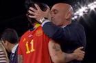Bị Chủ tịch ép hôn, nữ tuyển thủ Tây Ban Nha phản đối dữ dội