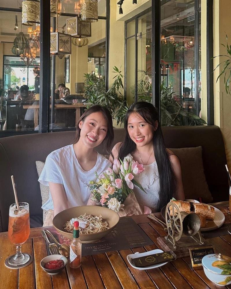 18 tuổi Khánh Vy dẫn thời sự, Jenny Huỳnh đậu ĐH top 3 thế giới: Hội ngộ quá đỉnh!-1