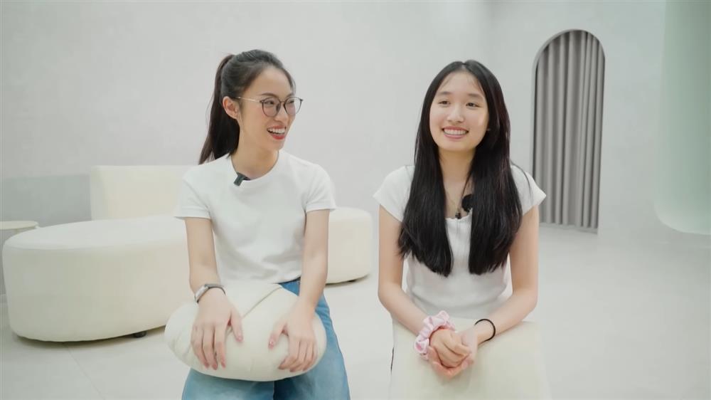 18 tuổi Khánh Vy dẫn thời sự, Jenny Huỳnh đậu ĐH top 3 thế giới: Hội ngộ quá đỉnh!-3