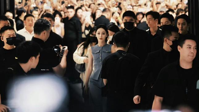 Khán giả đứng kín hai tầng trung tâm thương mại ngắm Địch Lệ Nhiệt Ba-2