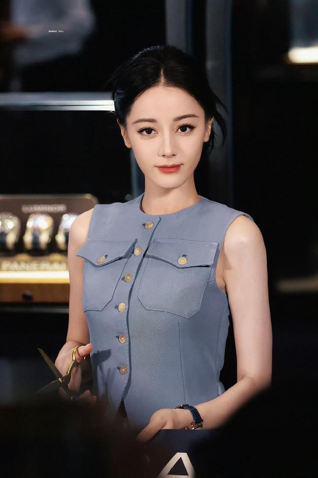 Khán giả đứng kín hai tầng trung tâm thương mại ngắm Địch Lệ Nhiệt Ba-3