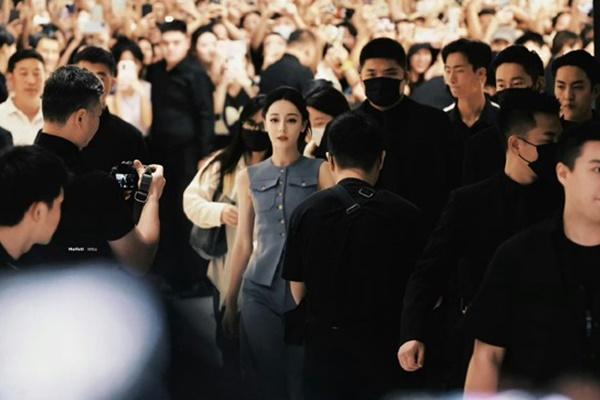 Địch Lệ Nhiệt Ba vướng nghi vấn dùng đồ đôi với Hoàng Cảnh Du-4