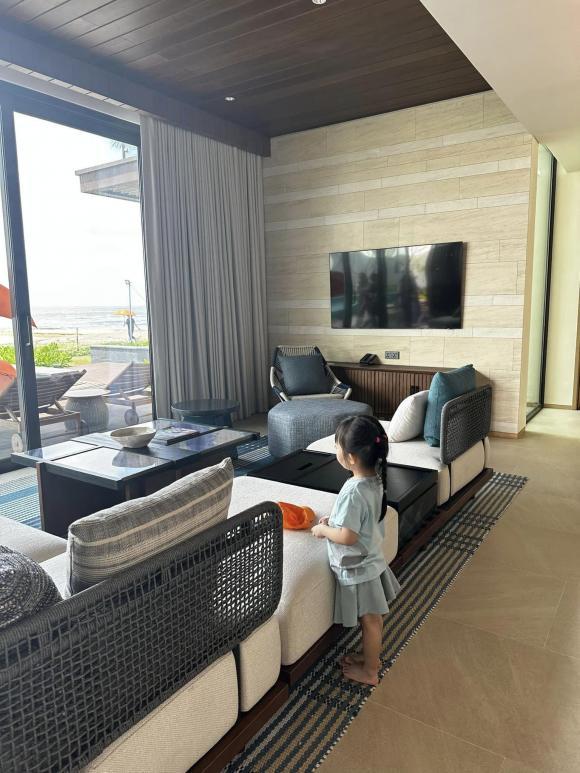 Cường Đô La cùng vợ con đi xem nhà mới cực xịn sò