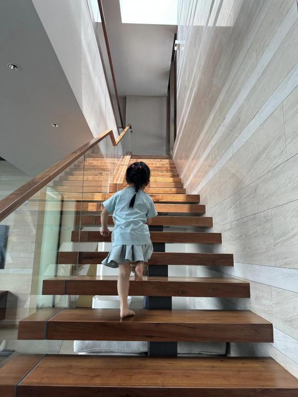 Cường Đô La cùng vợ con đi xem nhà mới cực xịn sò