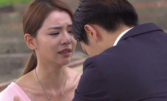 Chồng nói đi công tác nhưng vợ phát hiện xe ở trung tâm thương mại, cảnh tượng sau đó khiến cô rơi nước mắt-1