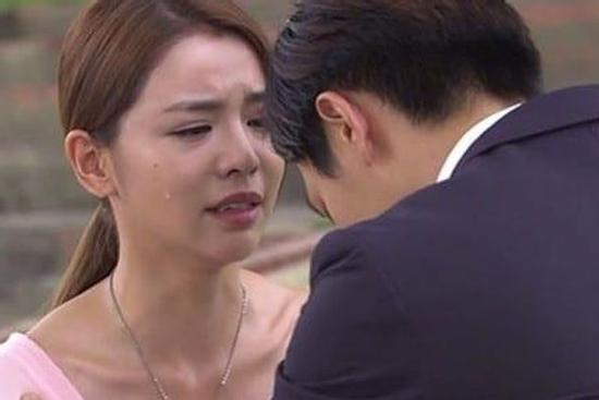 Chồng nói đi công tác nhưng vợ phát hiện xe ở trung tâm thương mại, cảnh tượng sau đó khiến cô rơi nước mắt