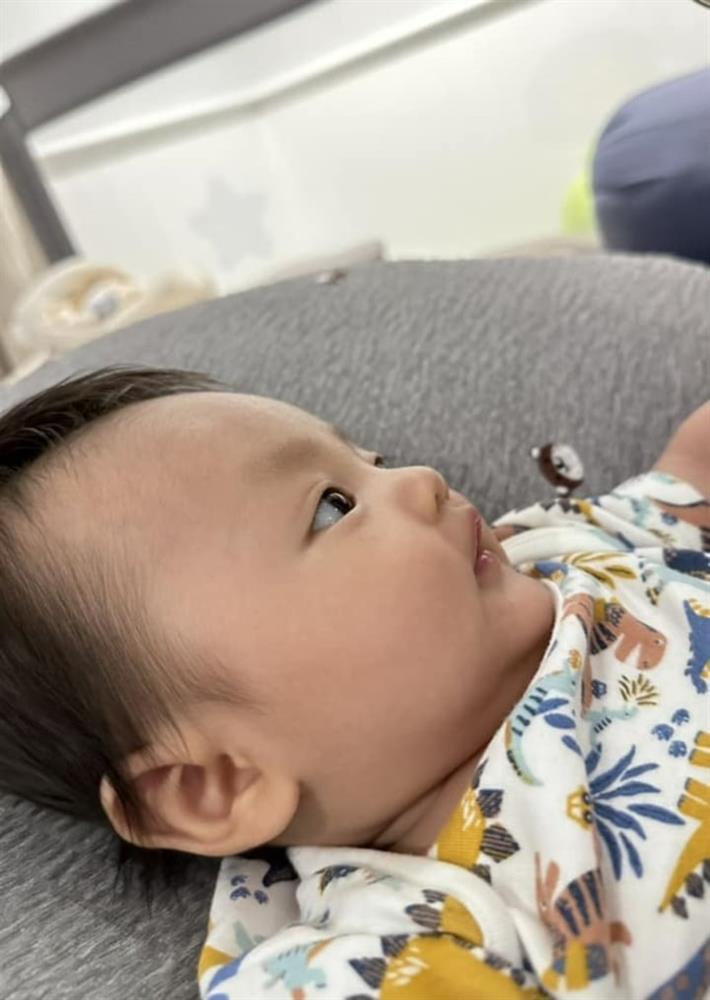 Đàm Thu Trang khoe ảnh cận mặt quý tử, Cường Đô La khen đẹp trai nhất nhà-1