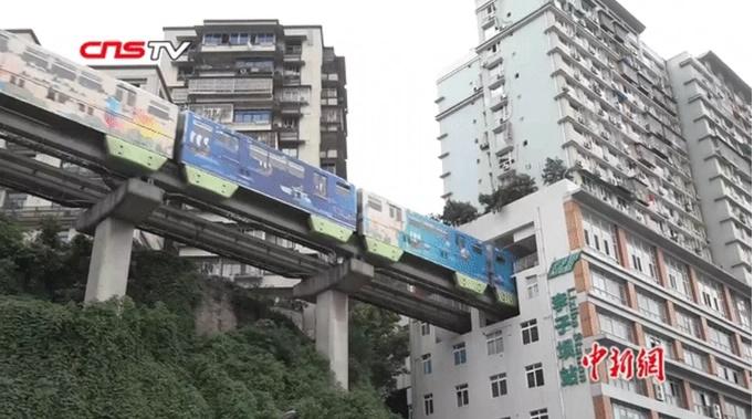 Tàu điện chạy xuyên tòa chung cư, khách vây kín quay video-1