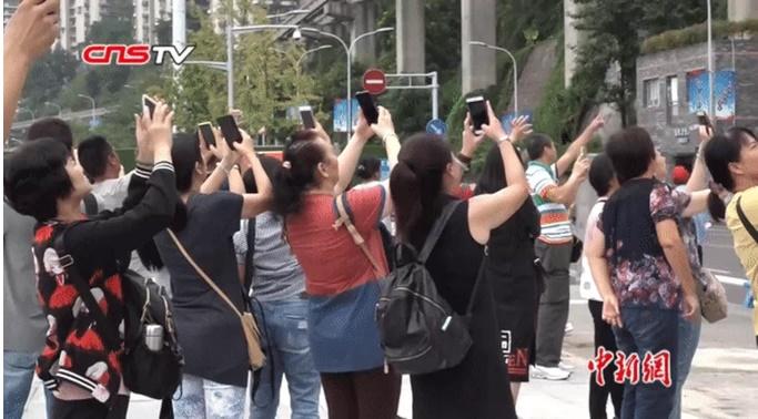 Tàu điện chạy xuyên tòa chung cư, khách vây kín quay video-2