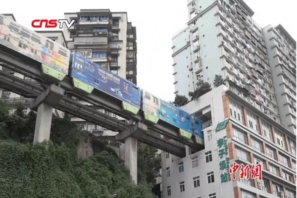 Khách Tây đến chung cư cũ ở TPHCM, đi thang máy phải mất phí 3.000 đồng/lần-4