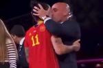 Chủ tịch LĐBĐ Tây Ban Nha ‘bay ghế’ vì hôn môi nữ cầu thủ