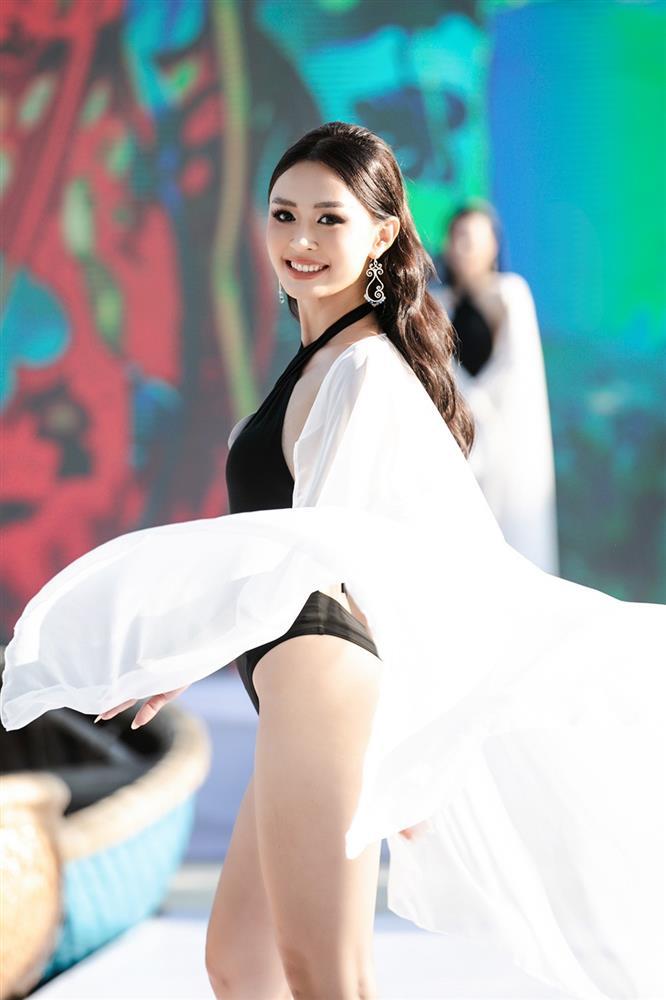 Cử nhân bằng giỏi Thu Uyên đăng quang Hoa hậu Đại dương Việt Nam 2023-4