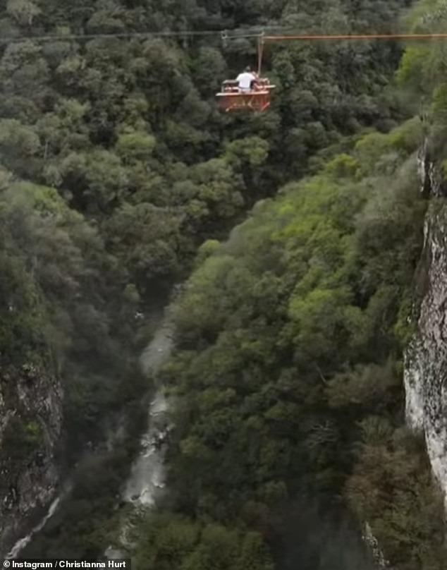 Cặp đôi thản nhiên treo mình lơ lửng, ăn trưa ở độ cao 80 mét trước thác nước-2