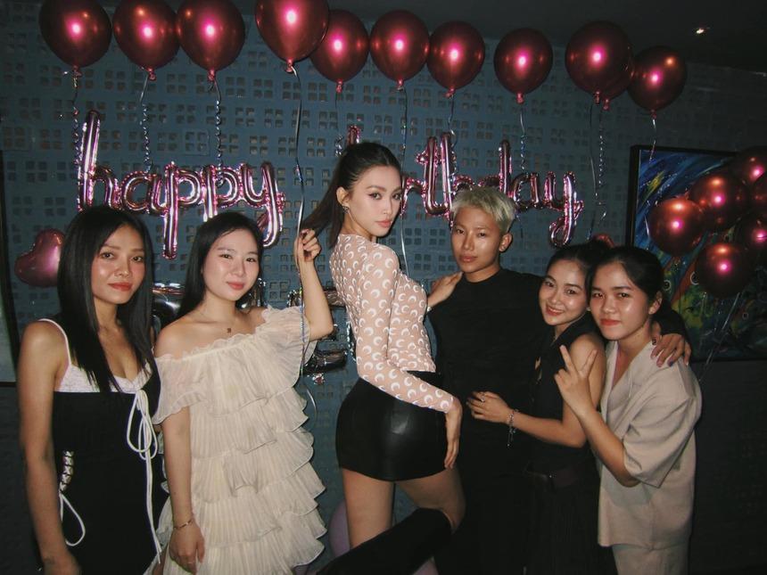 Tiểu Vy đón sinh nhật bên gia đình, visual mẹ và em trai gây chú ý-2