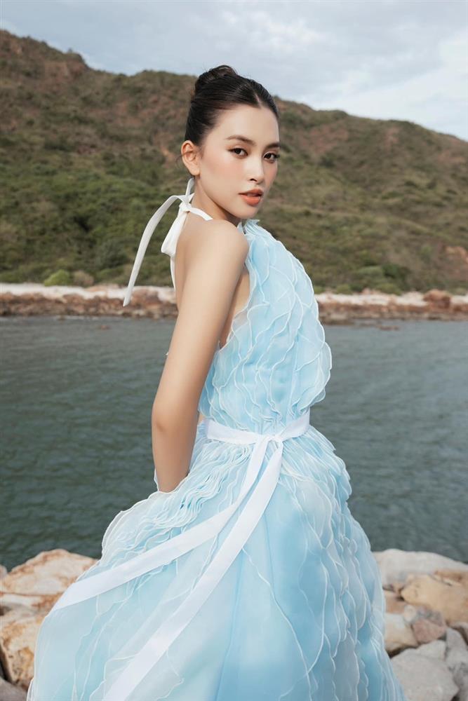 Tiểu Vy đón sinh nhật bên gia đình, visual mẹ và em trai gây chú ý-5