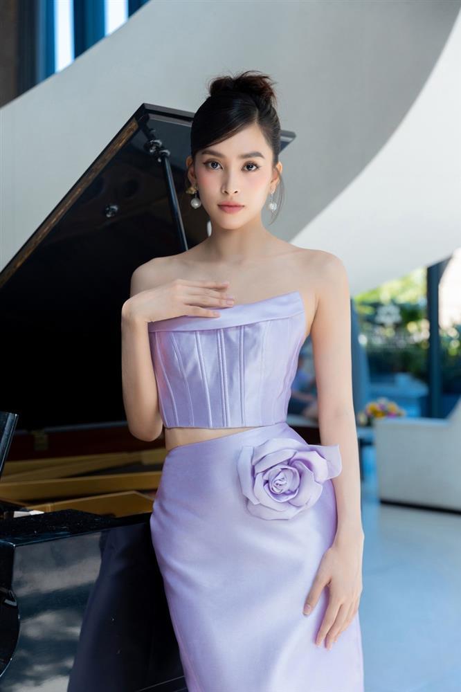 Tiểu Vy đón sinh nhật bên gia đình, visual mẹ và em trai gây chú ý-6