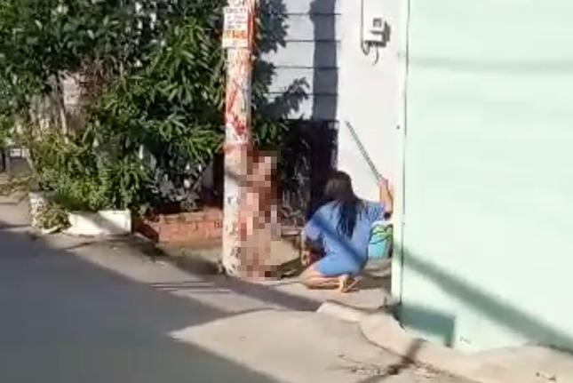 Người phụ nữ dùng chổi đánh bé trai 8 tuổi không mặc quần áo ở TPHCM-1