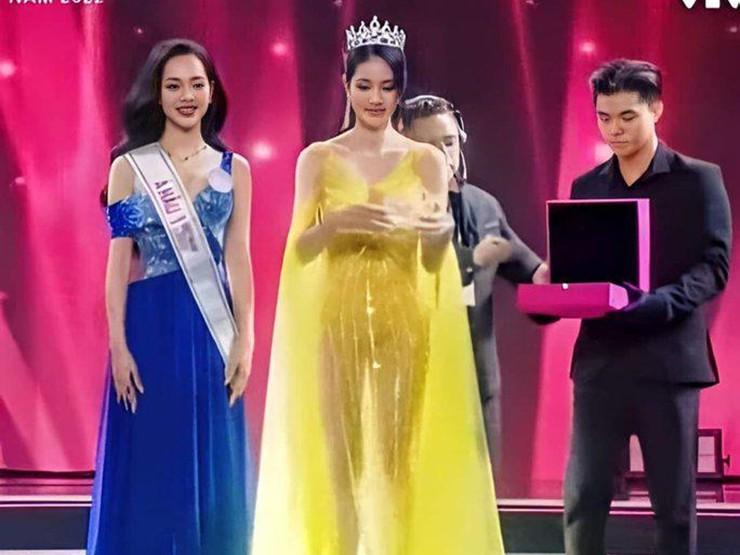 Váy xuyên thấu gây ngại ngùng cho mỹ nhân Việt từ đời thường tới khi lên sóng truyền hình-2