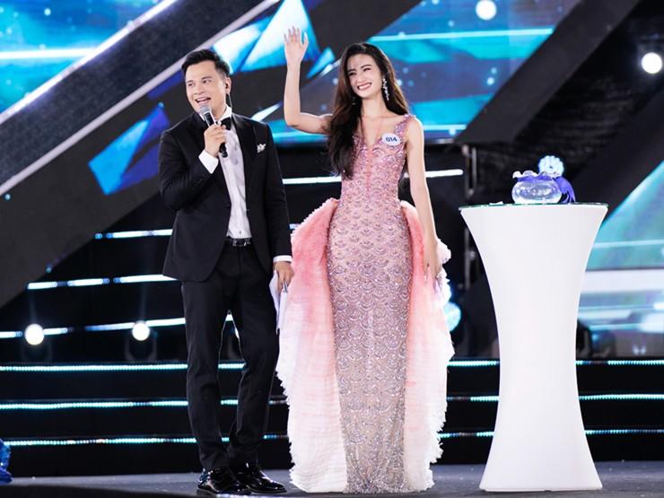 Váy xuyên thấu gây ngại ngùng cho mỹ nhân Việt từ đời thường tới khi lên sóng truyền hình-5