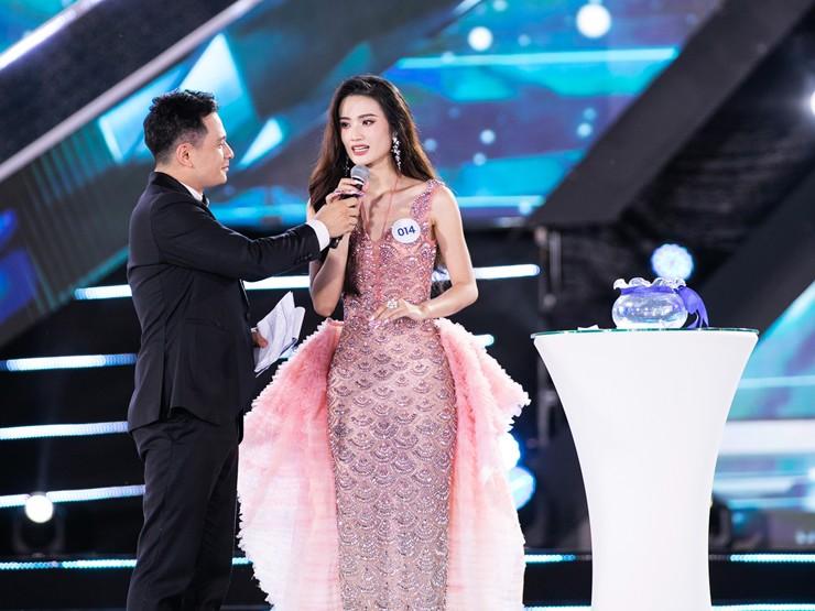 Váy xuyên thấu gây ngại ngùng cho mỹ nhân Việt từ đời thường tới khi lên sóng truyền hình-6