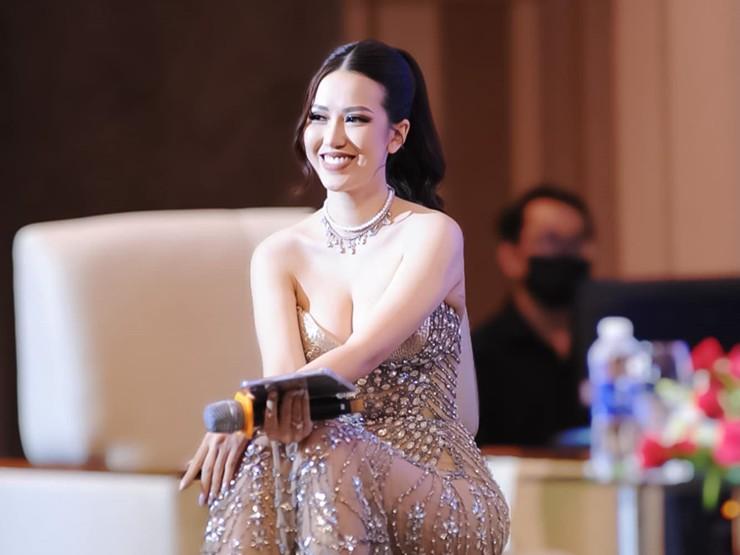 Váy xuyên thấu gây ngại ngùng cho mỹ nhân Việt từ đời thường tới khi lên sóng truyền hình-7