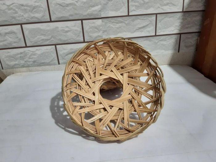 Câu đố: Bị vặn bị trói bị gài/ Mà lại đội nặng, hàng ngày khổ đau là gì?-1